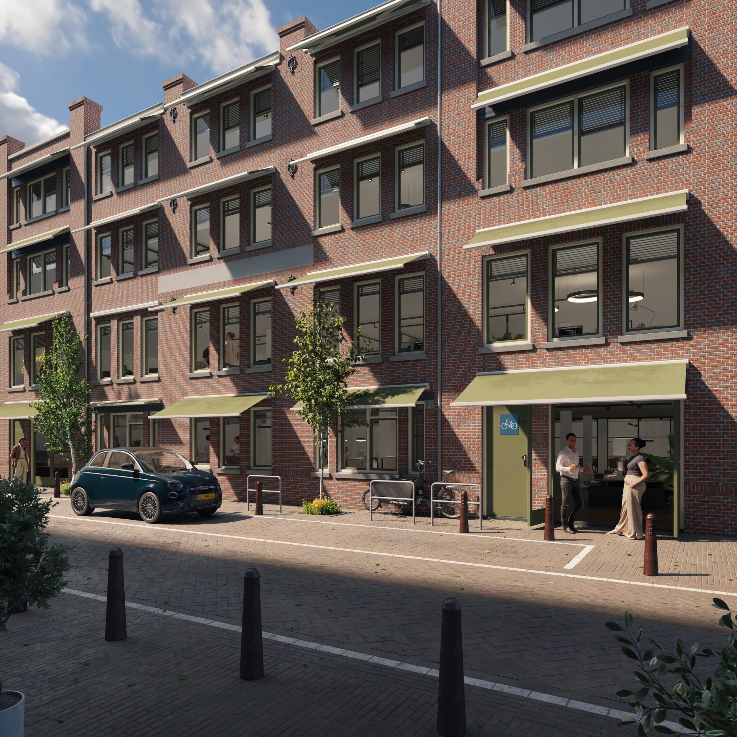 Straatbeeld van de Nieuwe Looiersstraat met een gerenoveerd rood bakstenen woongebouw, groene zonweringen, geparkeerde auto en passerende voetgangers.